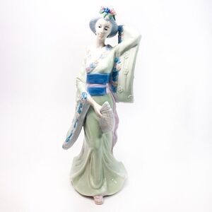 Fine Porcelain Japanese Geisha Statuette in Pastels